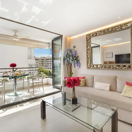 Elegant Beachside Apartament *