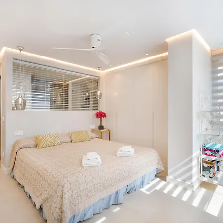 Elegant Beachside Apartament *