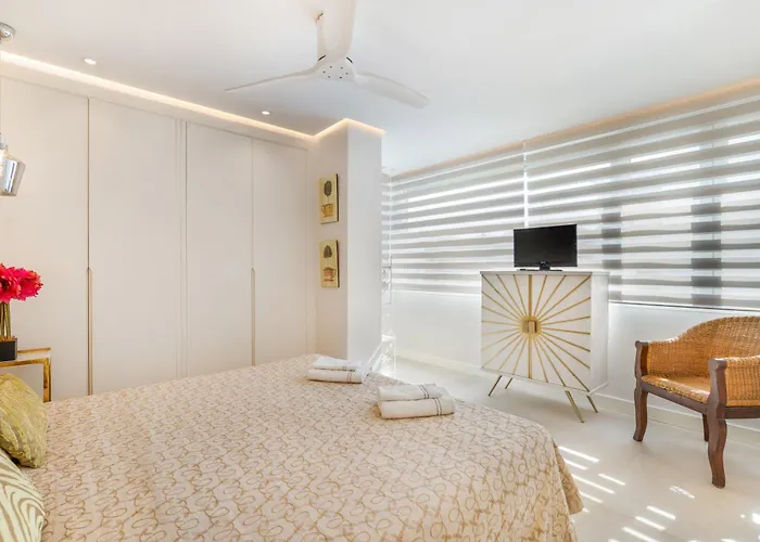 Elegant Beachside * Μαρμπέλλα